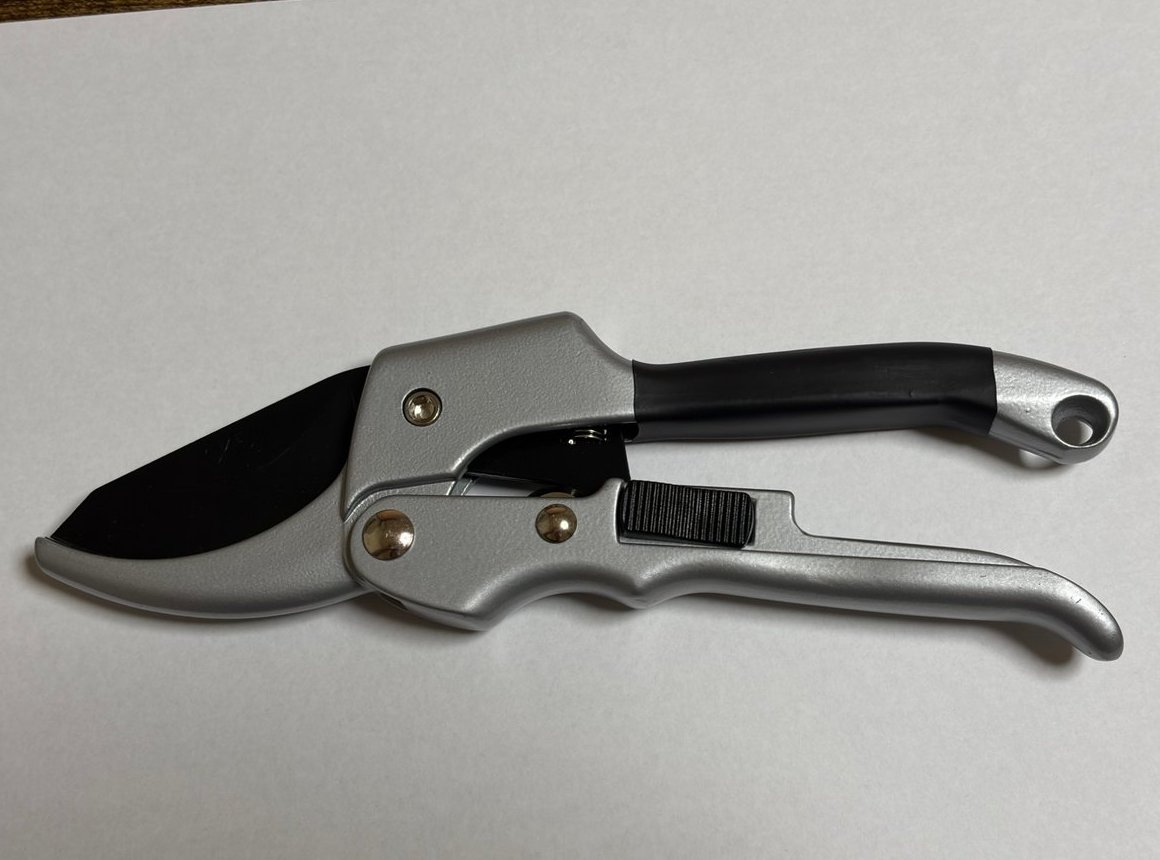 刃を閉じた状態の剪定ばさみ全体(刃先の細さが分かる)