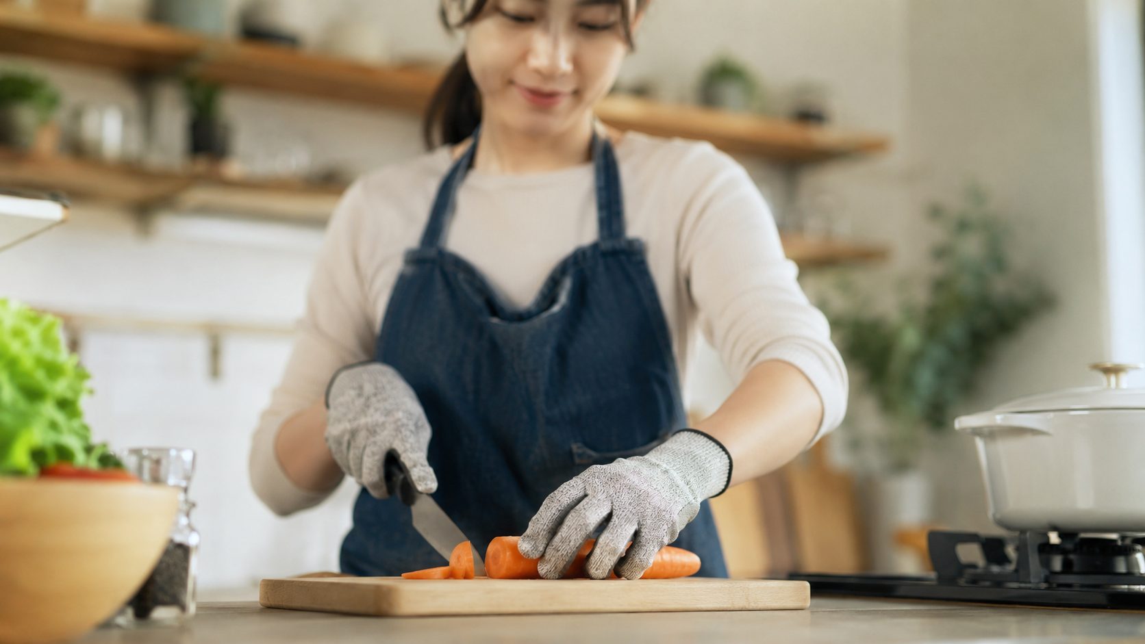 薄手防刃手袋で料理する女性・指先まで自由に動く