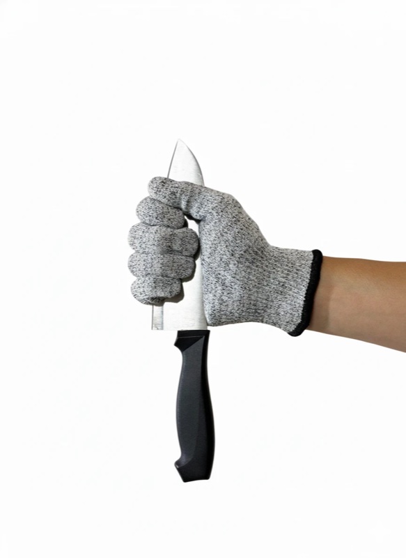 防刃手袋をはめた手でナイフを握る様子（CE Level5認証・実物）